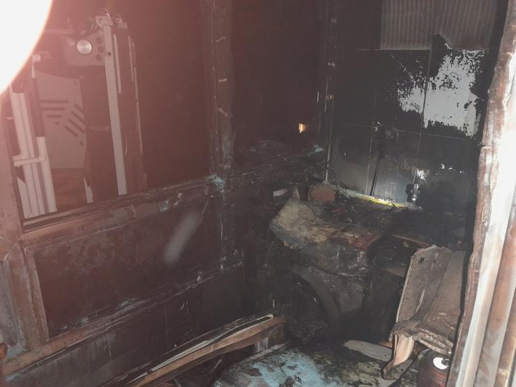 Imaxe dun incendio nun edificio onde o lume afectou a unha vivenda /POLICÍA LOCAL DE LUGO 