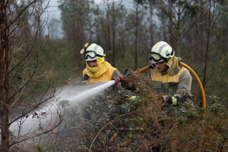 Axentes dos equipos de bombeiros traballan no lugar do incendio, a 8 de febreiro de 2024, en Trabada. Carlos Castro - Europa Press / Europa Press