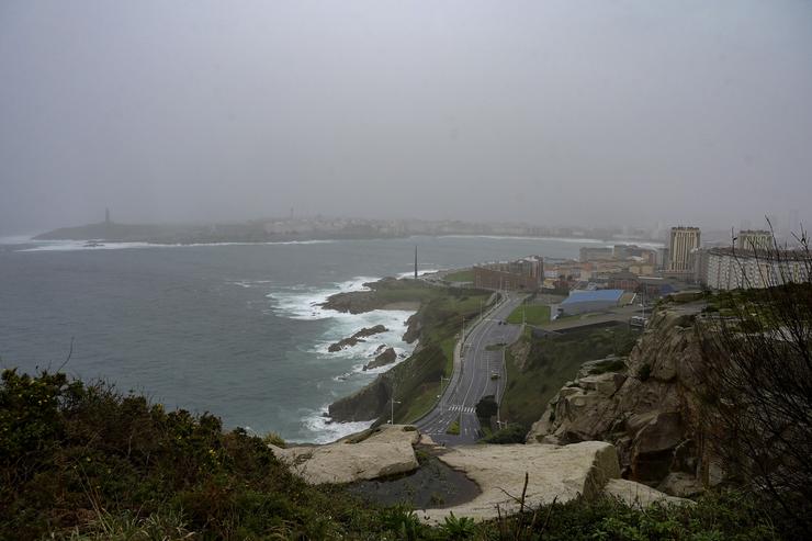 Vista da ondada e a néboa desde a ponte do Monte de San Pedro, a 22 de xaneiro de 2024, A Coruña / M. Dylan - Arquivo