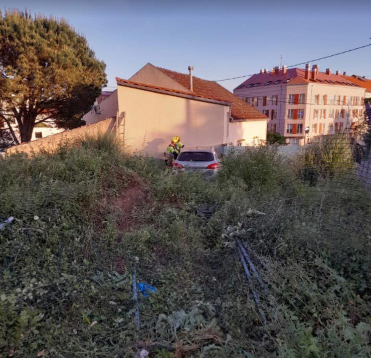 Un aochche sáese da vía e impacta contra o peche dunha vivenda na Pobra do Caramiñal.. CONSORCIO CONTRA INCENDIOS E  SALVAMENTO A Coruña 