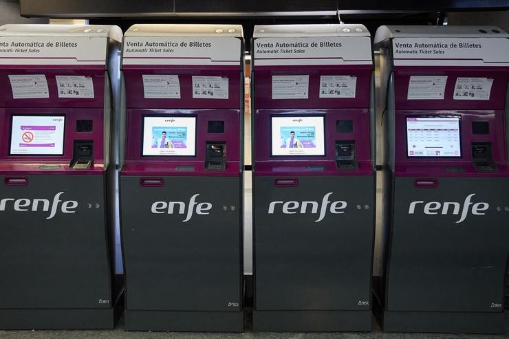 Arquivo - Máquinas para a compra de billetes de Renfe. Jesús Hellín - Europa Press - Arquivo 