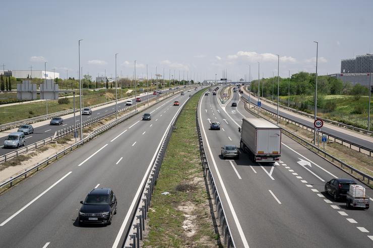 Arquivo - Varios vehículos na A-5 o día que comeza a operación saída da ponte de maio 2022, a 29 de abril de 2022, en Madrid (España). A Dirección Xeral de Tráfico (DXT) pon en marcha a 