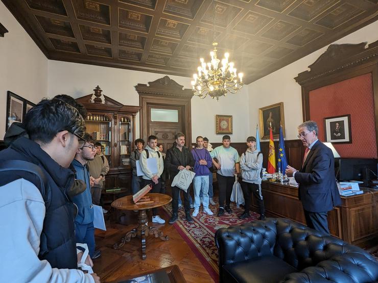 Alumnado do I.E.S. Rosalía Mera, na súa visita ao Palacio de Xustiza. TSXG / Europa Press