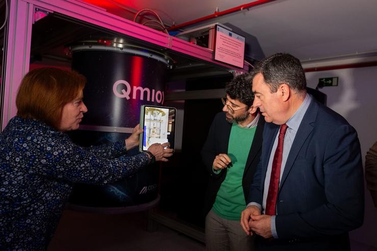 O conselleiro de Educación, Ciencia, Universidades e FP, Román Rodríguez, visita o supercomputador cuántico Qmio 
