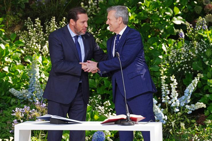 Arquivo - O ministro de Transportes, Óscar Puente (i) e o presidente da Xunta de Galicia, Alfonso Rueda (d), durante o acto da súa toma de posesión, no parque de San Domingos de Bonaval, a 13 de abril de 2024, en Santiago de Compostela, A Coruña,. Álvaro Ballesteros - Europa Press - Arquivo / Europa Press