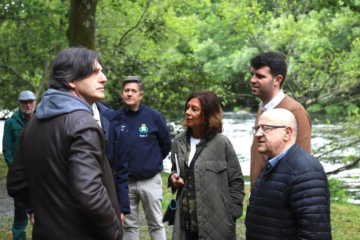 A directora xeral de Patrimonio Natural, Marisol Díaz, nunha visita con motivo da campaña de pesca de salmón e reo en ríos galegos 