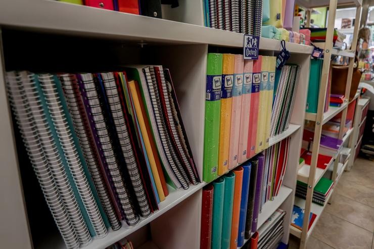 Cadernos, archivadores e demais material escolar nunha libraría / Ricardo Rubio