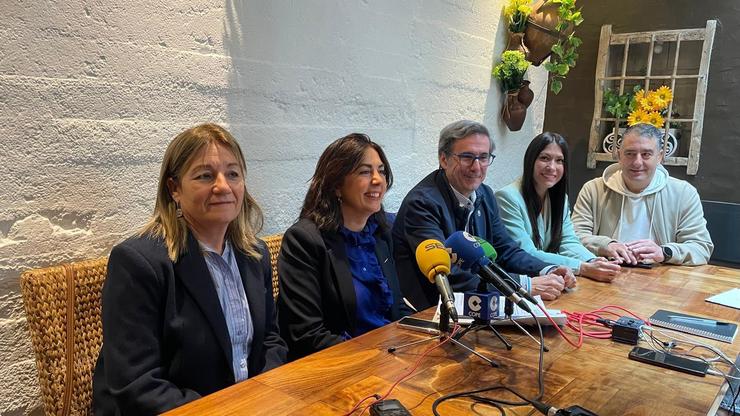 A portavoz do PP lucense, Elena Candia (segunda pola esquerda), durante a rolda de prensa convocada este mércores para abordar a xestión do servizo de reparación de fugas de auga na cidade. En Lugo, a 22 de maio de 2024 / Europa Press