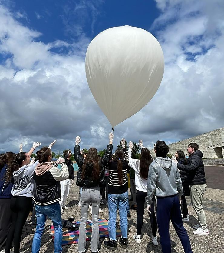 Seis centros galegos lanzan a cápsula estratosférica MarumaSat V para medir a velocidade do son. XUNTA 