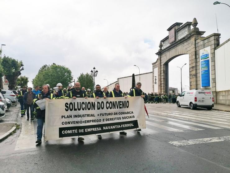 Os traballadores de Navantia maniféstanse polas rúas de Ferrol para criticar a actitude do Ministerio de Facenda 