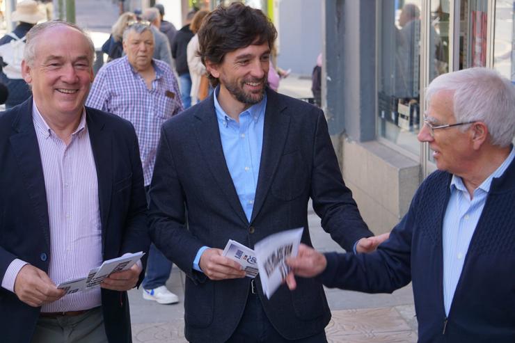 O candidato do PP nas eleccións europeas Adrián Vázquez nunha visita á cidade da Coruña. PP 