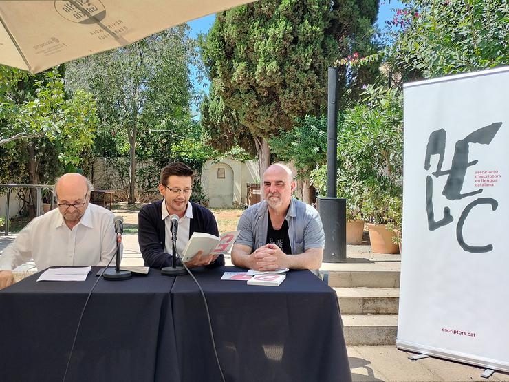 O presidente da AELG, Cesáreo Sánchez Igrexas; un representante do EIE, Joxemari Carrere, e o presidente da AELC, Sebastià Portell, na presentación do manifesto pola protección das linguas catalá, vasca e galega /  FEDERACIÓN GALEUSCA