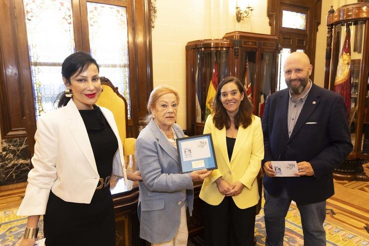 Entrega dun selo conmemorativo dedicado á escritora Luísa Villalta con presenza, entre outros, da alcaldesa da Coruña, Inés Rey. ANDY PÉREZ 