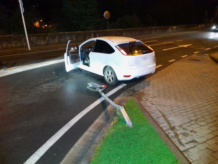 Vehículo accidentado en Lugo, cuxo condutor foi denunciado por dar positivo na proba de alcoholemia.. POLICÍA LOCAL DE LUGO / Europa Press