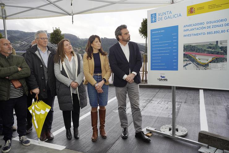Calvo e Martínez Allegue visitan o novo aparcadoiro disuasorio de Moaña. XUNTA / Europa Press