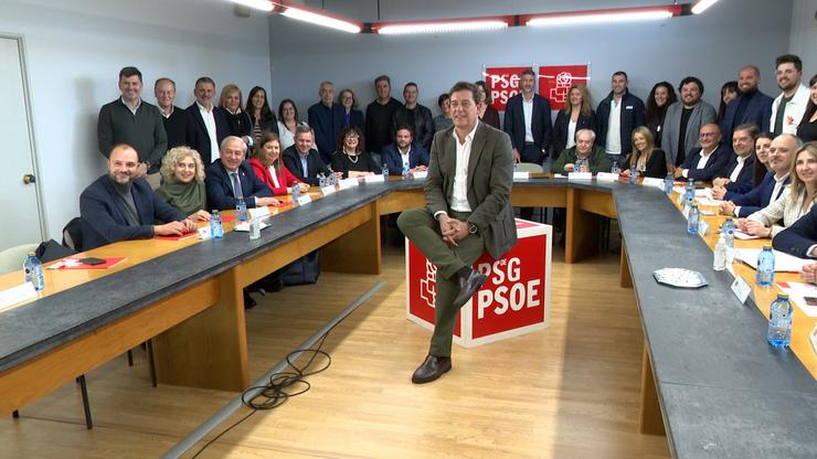 José Ramón Gómez Besteiro xunto á nova Executiva do PSdeG 