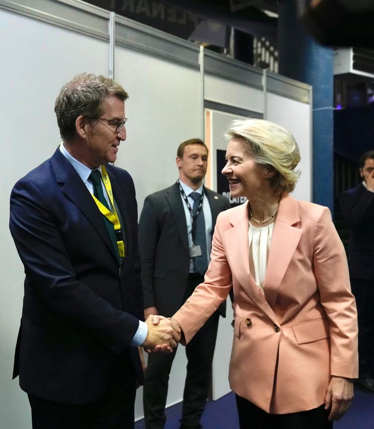 Arquivo - O presidente do PP, Alberto Núñez Feijóo, reúnese coa presidenta da Comisión Europea, Ursula von der Leyen, no Congreso da PPE que se celebra en Bucarest (Rumania).. TAREK (PP) - Arquivo / Europa Press