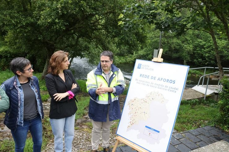 A conselleira de Medio Ambiente e Cambio Climático, Ángeles Vázquez, durante unha visita ás instalacións de medición de caudal localizadas no río Grande, ao seu paso polo concello de Camariñas / XUNTA