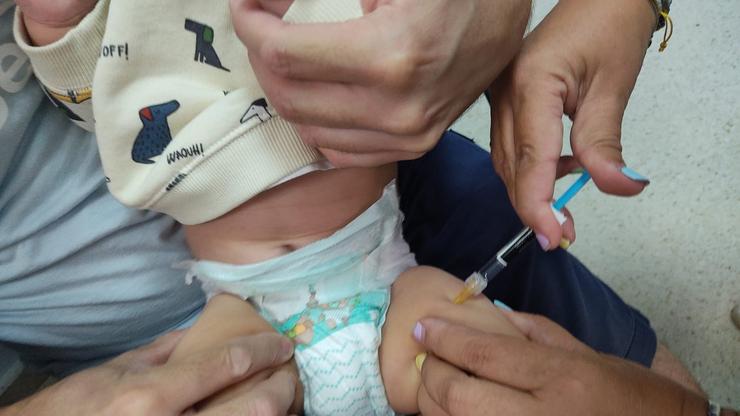 Un bebé recibe unha vacina /EP