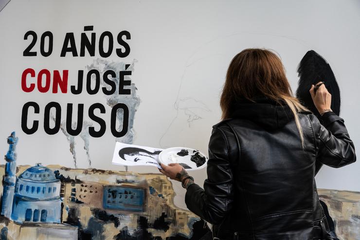 Manifestante pinta un mural durante unha concentración no 20 aniversario do falecemento do xornalista José Couso. Matias Chiofalo - Europa Press 