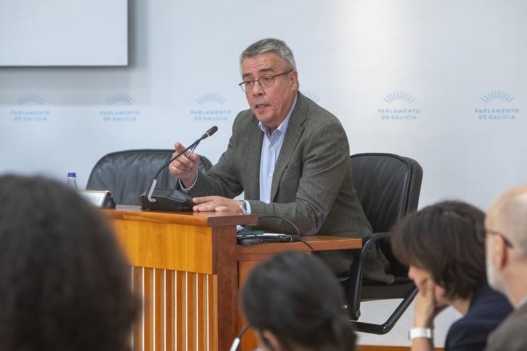 O director xeral de Defensa do Monte, Manuel Rodríguez, responde na Comisión 7ª do Parlamento de Galicia.. XUNTA 