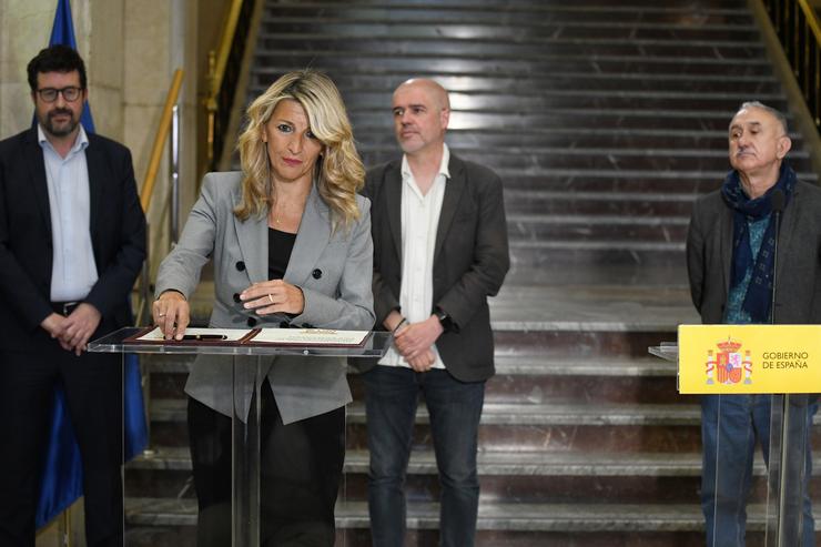 A vicepresidenta segunda e ministra de Traballo, Yolanda Díaz, asina un acordo de diálogo social con UGT e CCOO, na sede do Ministerio, a 8 de maio de 2024, en Madrid 