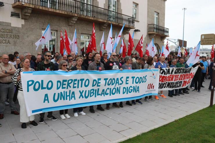 Traballadores e traballadoras de diversos sectores mobilízanse ante a Delegación do Goberno en Galicia. CIG / Europa Press