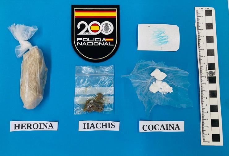 Efectos intervidos aos dous detidos na operación contra o tráfico de drogas / POLICIA NACIONAL