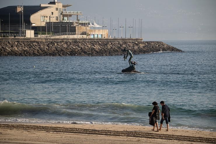Dúas persoas pasean pola praia de Silgar, a 25 de xaneiro de 2024, en Sanxenxo / Elena Fernández - Arquivo / Europa Press