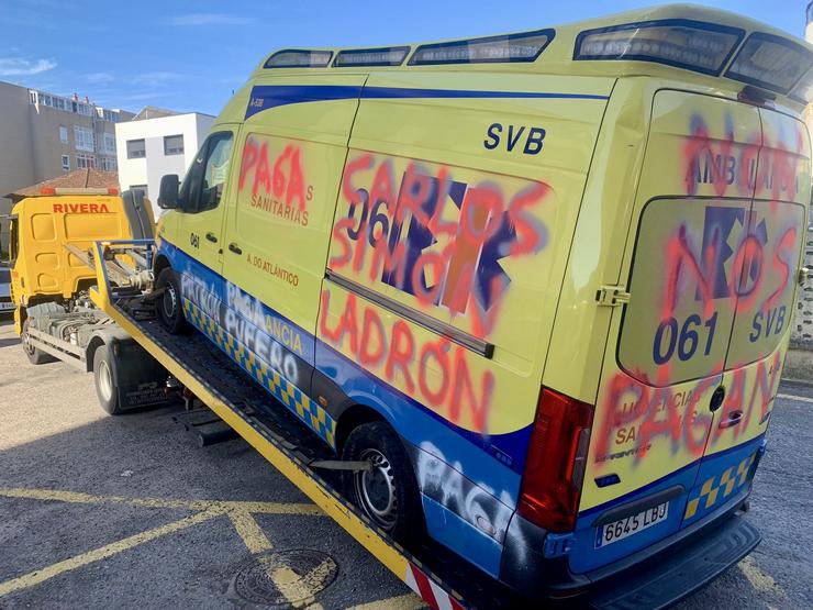 Imaxe dunha ambulancia pintada.. CIG, CC.OO. E USO / Europa Press