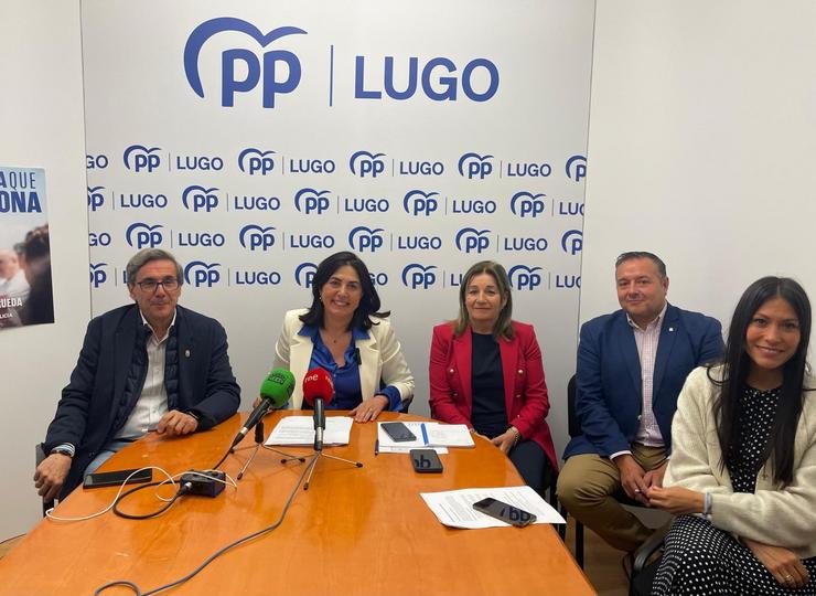 A portavoz do Grupo Municipal Popular no Concello de Lugo, Elena Candia (no centro), durante a rolda de prensa convocada este luns na sede do partido. En Lugo, a 10 de xuño de 2024 / Europa Press