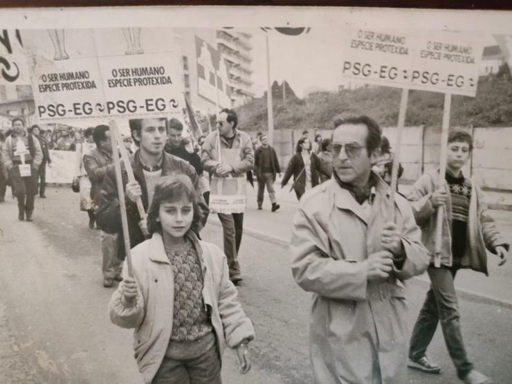 Carlos Guitián, cos seus fillos Iria, Carlos e Óscar, nunha manifestación medioambiental / arquivo-LaRegion