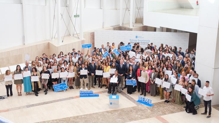 Entrega dos diplomas aos bolseiros dos másteres universitarios e formación profesional BEME, que tivo lugar na tarde este martes na Cidade da Cultura con presenza do presidente da Xunta, Alfonso Rueda. DAVID CABEZON / XUNTA