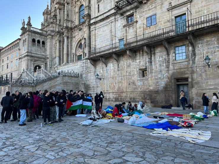 Estudantes prol Palestina concentrados na Praza do Obradoiro de Santiago de Compostela, tras ser desaloxados do Reitorado, a 12 de xuño de 2024. / Europa Press