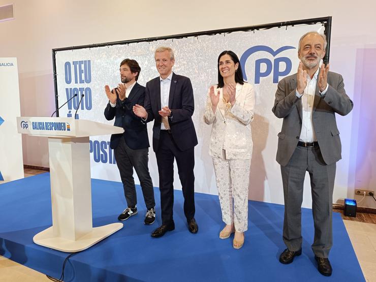 Os candidatos electos ao Parlamento Europeo Adrián Vázquez e Francisco Millán Mon, coa secretaria xeral do PPdeG, Paula Prado, e o presidente da Xunta e do PPdeG, Alfonso Rueda, no comité executivo do PPdeG / Europa Press