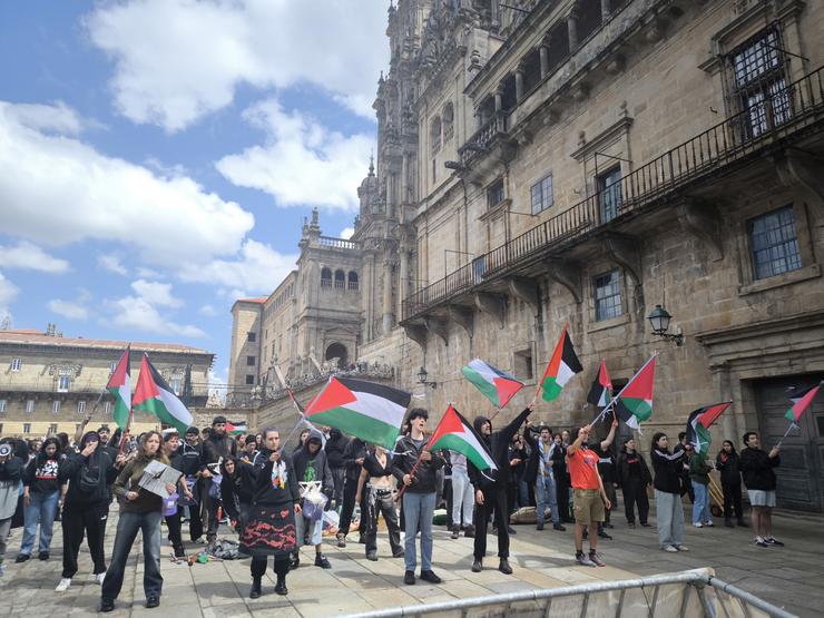 Manifestantes por Palestina protestan fronte ao Reitorado da Universidade de Santiago (USC) tras os desaloxos.