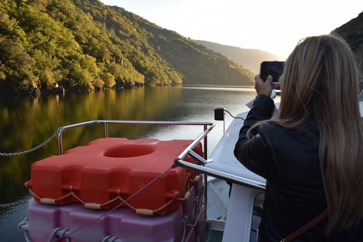 Un catamarán navegando polo Canón do Sil / Deputación de Lugo