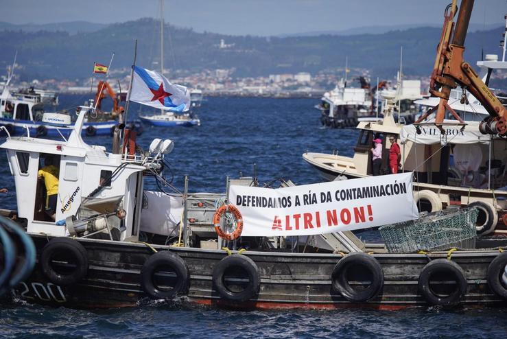 Bateeiro protesta contra Altri na Ría da Arousa / Adrián González