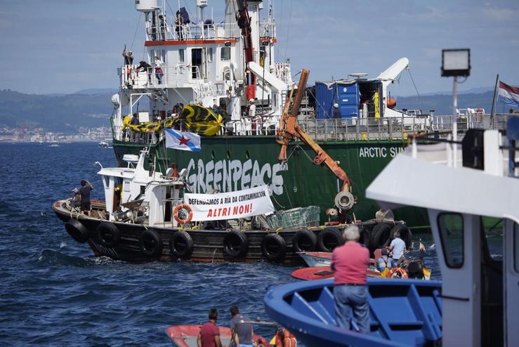 Un bateeiro ao carón do Artic Sunrise de Greenpeace nunha protesta conxunta contra Altri / Adrián González