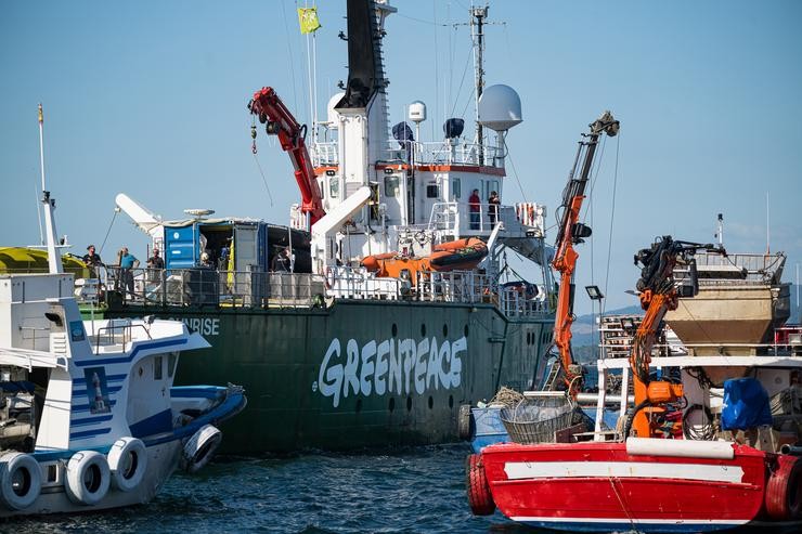 O barco de Greenpeace, Arctic Sunrise, a 12 de xuño de 2024, á súa chegada á Ría de Arousa / Elena Fernández - Arquivo