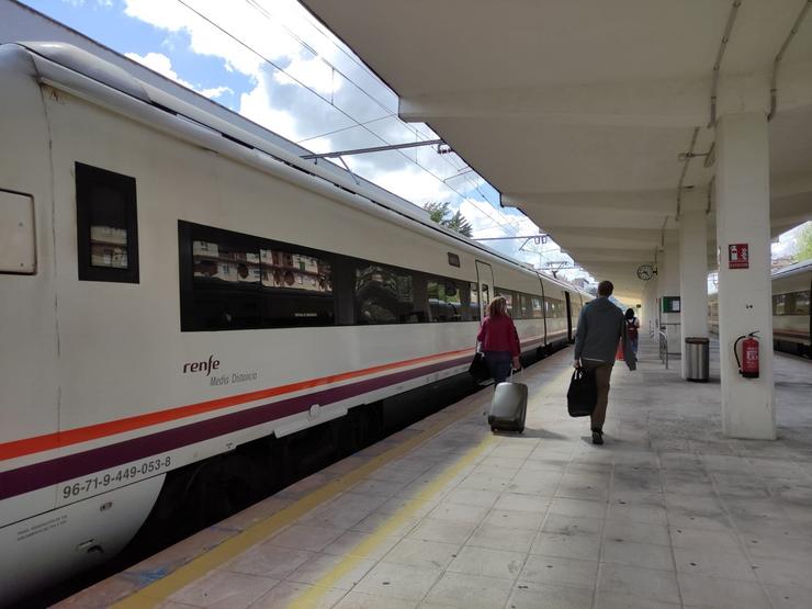 Viaxeiros na estación de tren de Xaén.. RENFE / Europa Press