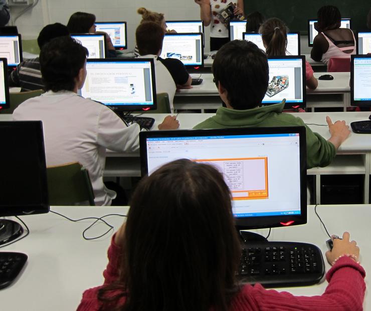 Arquivo - Estudantes, Aulas, Computadores. EUROPA PRESS - Arquivo / Europa Press
