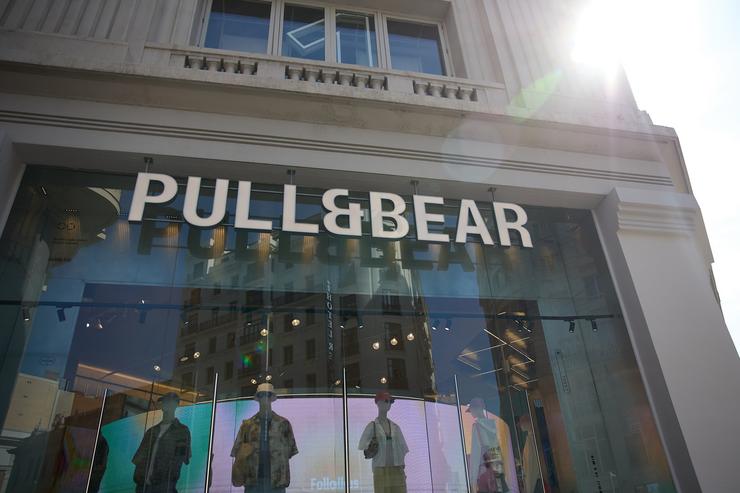 Entrada á tenda de Pull and Bear, a 5 de xuño de 2024, en Madrid (España). Inditex rexistrou un beneficio neto de 1.294 millóns de euros durante o primeiro trimestre do seu exercicio fiscal 2024-2025 (entre o 1 de febreiro e o 30 de abril), o qu. Jesús Hellín - Europa Press / Europa Press