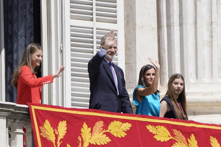 (I-D) A Princesa Leonor, o Rei Felipe, a Raíña Letizia e a Infanta Sofía saúdan desde balcón da Praza de Oriente con ocasión do X aniversario da Proclamación da súa Maxestade o Rei, no Palacio Real, a 19 de xuño de 2024, en Madrid / Ángel Díaz Briñas