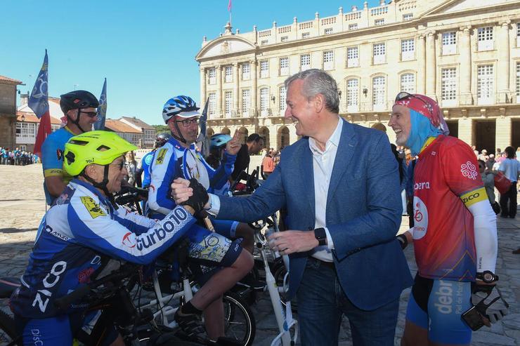 O presidente da Xunta, Alfonso Rueda, recibe aos peregrinos de DisCamino / @ALFONSORUEDAGAL 