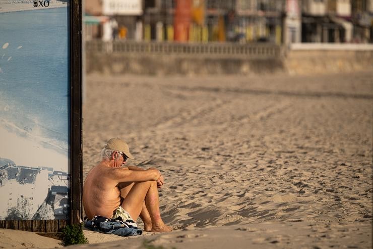 Un home toma o sol na praia de Silgar, a 25 de xaneiro de 2024, en Sanxenxo, / Elena Fernández - Europa Press 