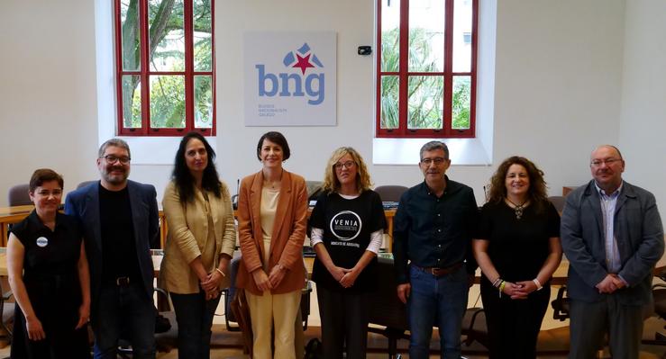 A portavoz nacional do BNG, Ana Pontón, con representantes de Marea Negra e o sindicato Venia / BNG