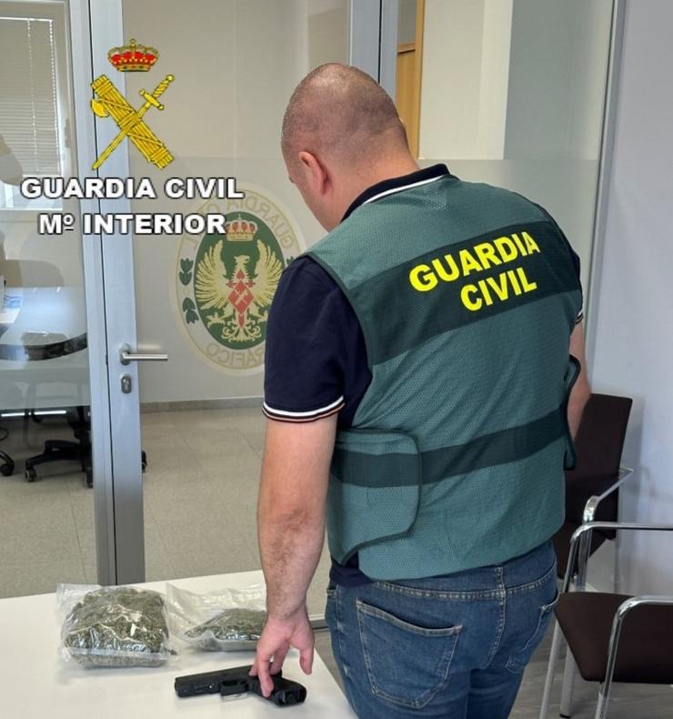 Detidos dous veciños de Vilagarcía tras fuxir da Garda Civil nun coche, no que levaban dúas bolsas con marihuana. GARDA CIVIL / Europa Press