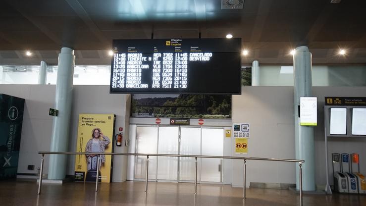 Panel de voos no aeroporto de Vigo, a 21 de marzo de 2023 / Javier Vázquez - Arquivo