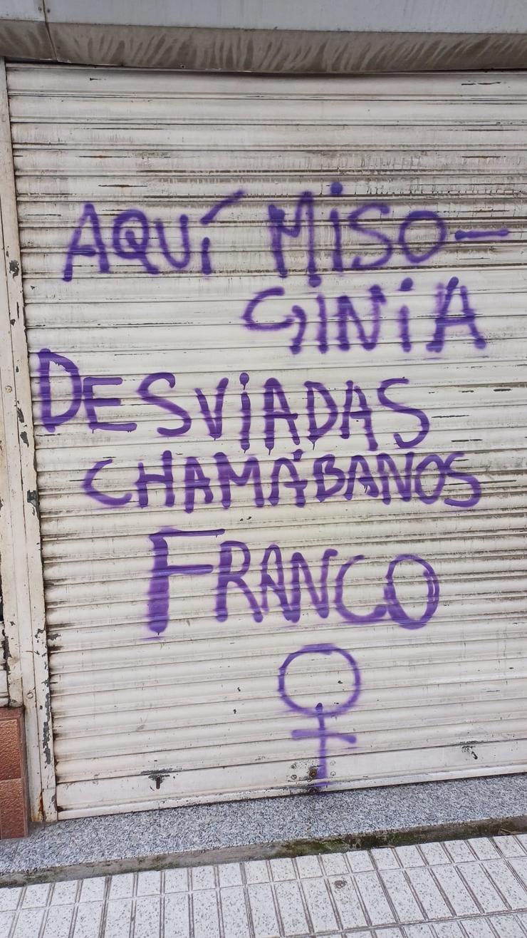 Pintada no enreixado de entrada ao centro LGTBI+Vigo. AVANTE / Europa Press